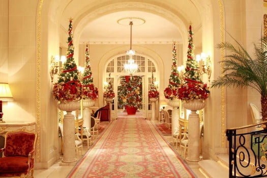2010-12-london-ritz-hotel-magical-christmas-eve-lobby-decoration-525x349