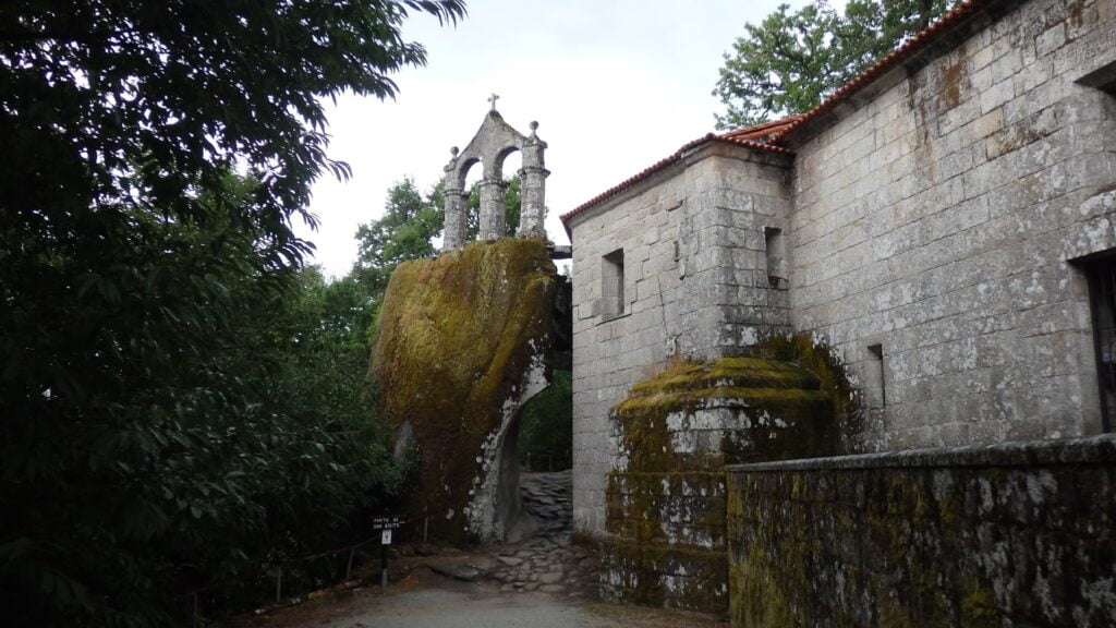 El Monasterio de San Pedro de Rocas en Galicia