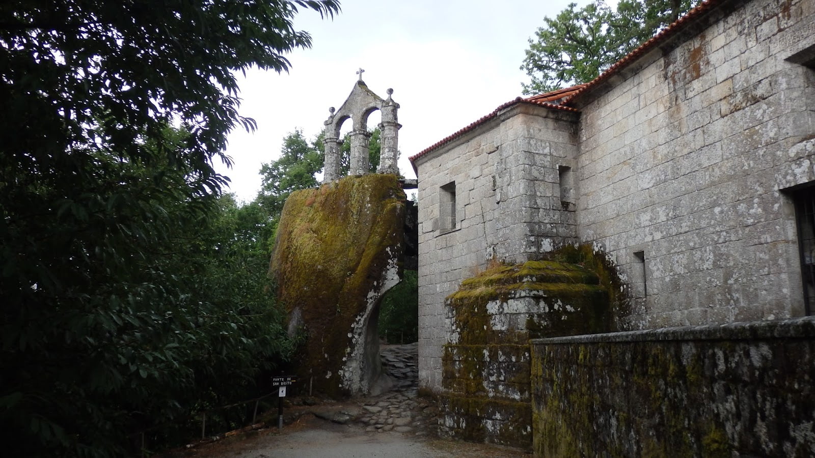El Monasterio de San Pedro de Rocas en Galicia